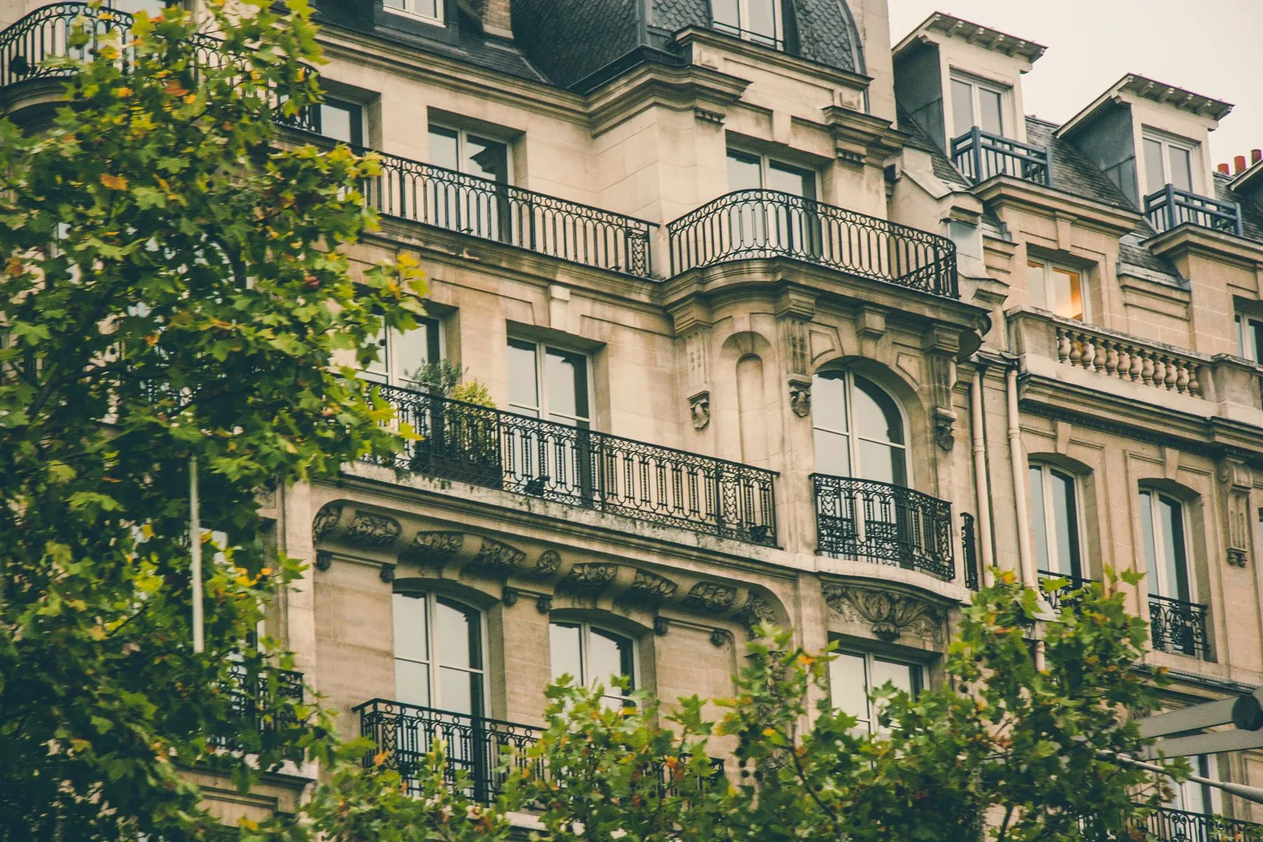 Balustrade en fer forgé aux balcons d'un immeuble parisien