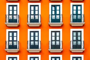 Balcons en fer forgé peints sur une façade colorée