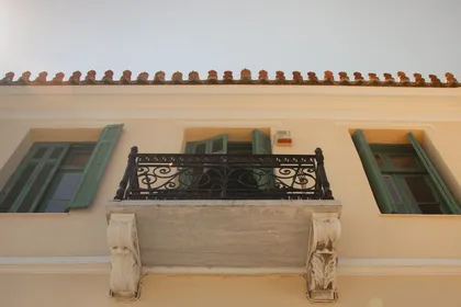 Balustrade de balcon ouvragée, vue en contre-plongée