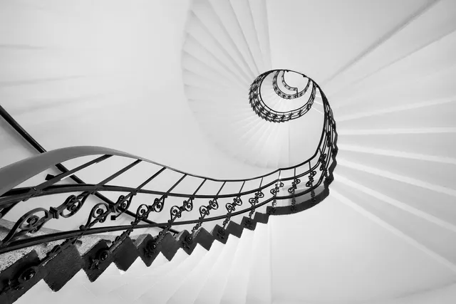 Escalier en colimaçon blanc avec rambarde noire graphique