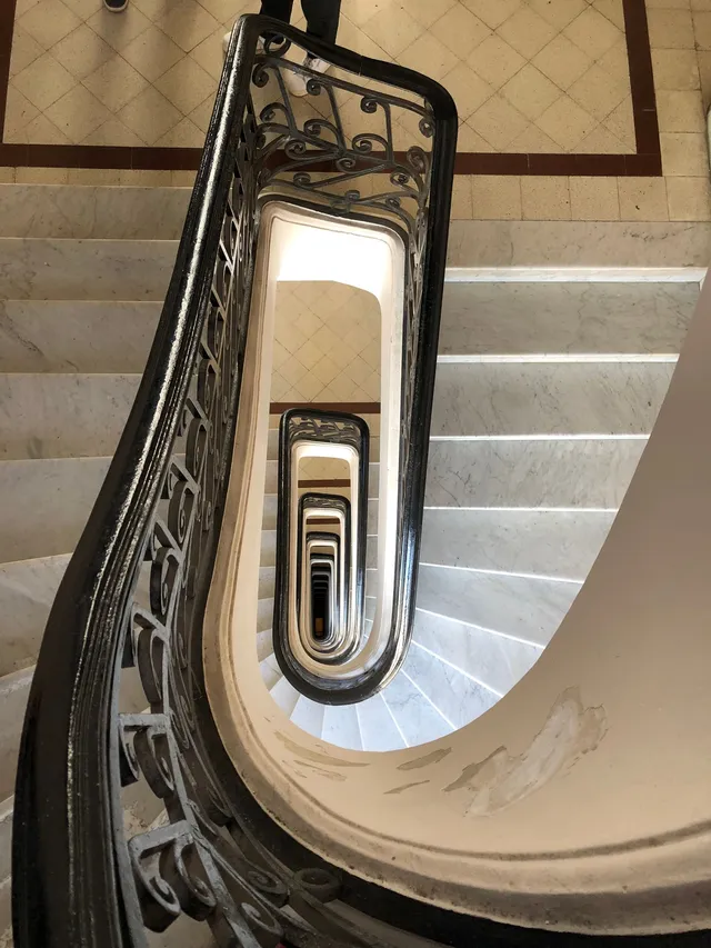 Escalier en colimaçon avec rambarde en fer forgé, vue plongeante