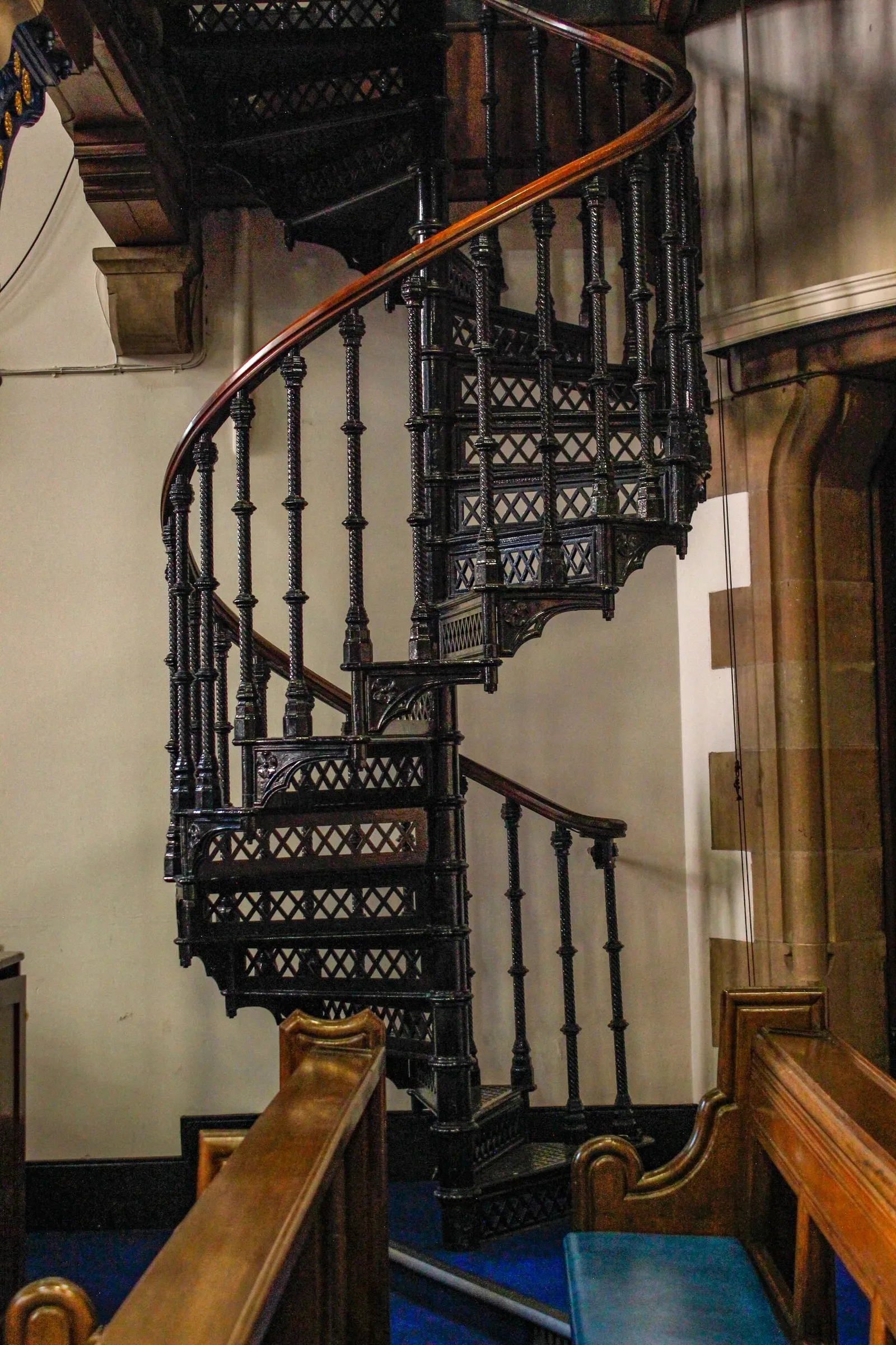Escalier en colimaçon avec structure métallique noire