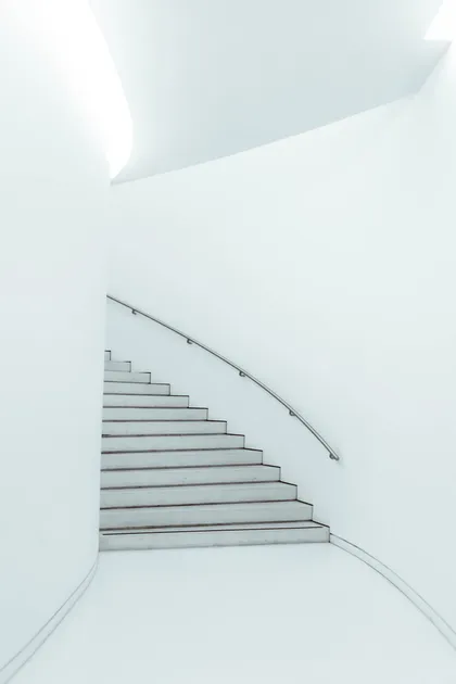 Escalier en colimaçon minimaliste dans un intérieur blanc