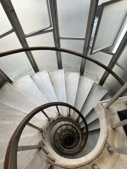 Vue aérienne d'un escalier en colimaçon, motif de la rambarde