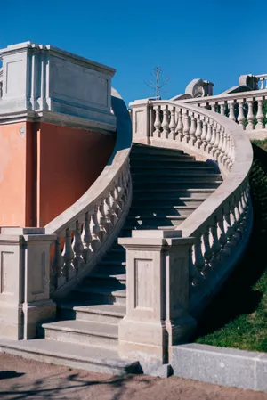 Escalier incurvé avec balustrade en pierre