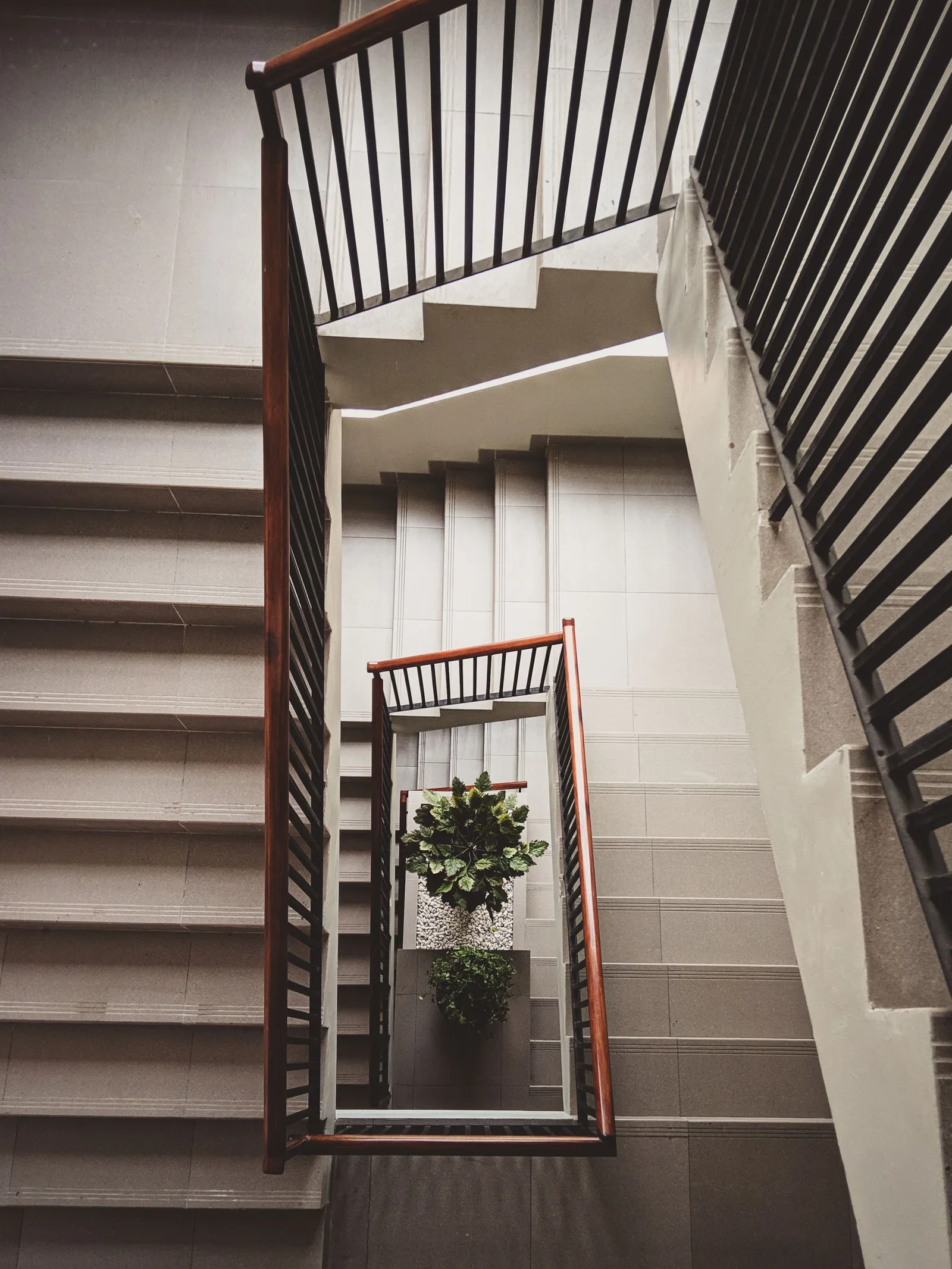 Escalier avec rambarde dans un immeuble résidentiel moderne