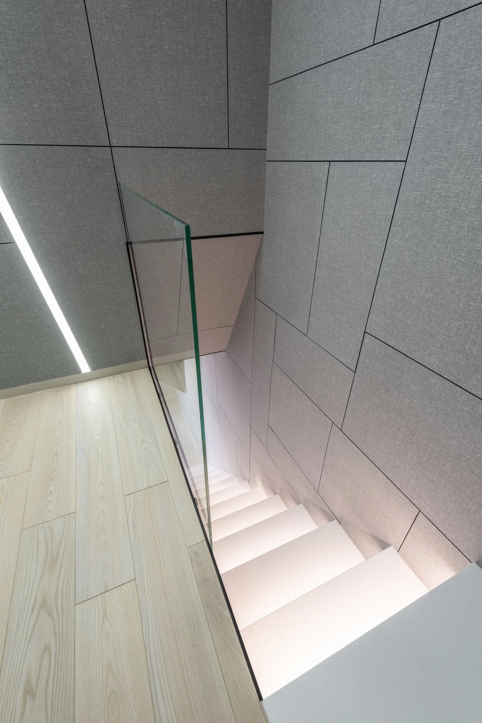 Escalier avec remplissage en verre dans un intérieur contemporain