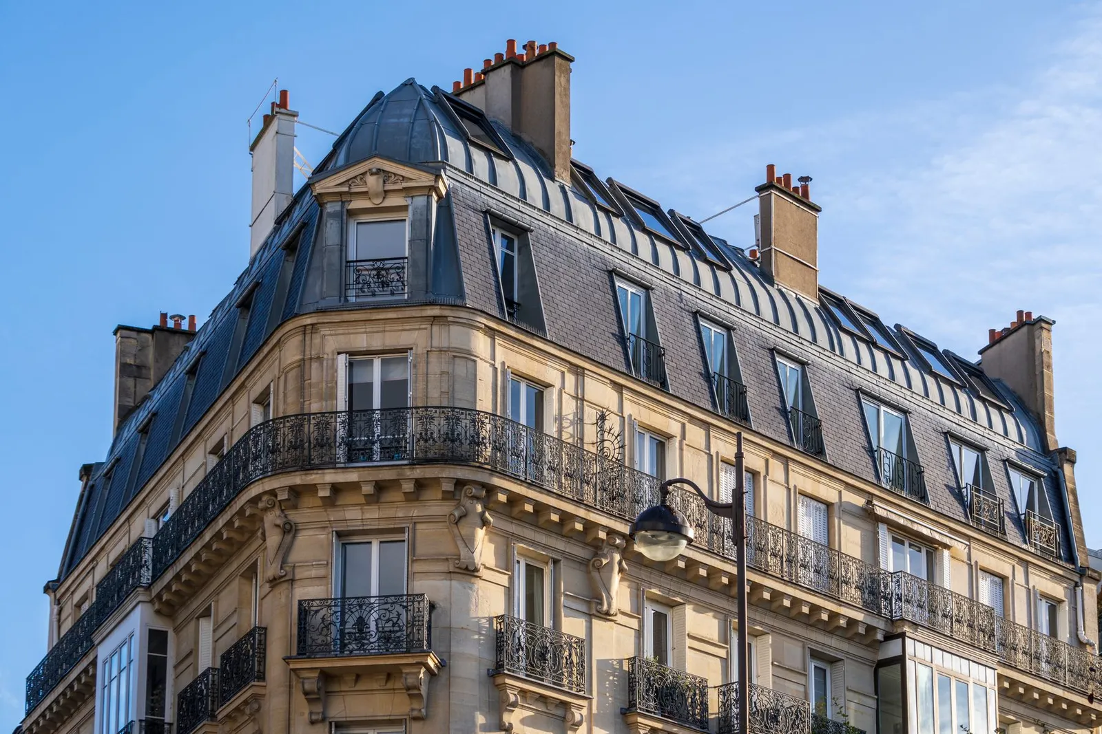 Façade haussmannienne avec balcons en fer forgé