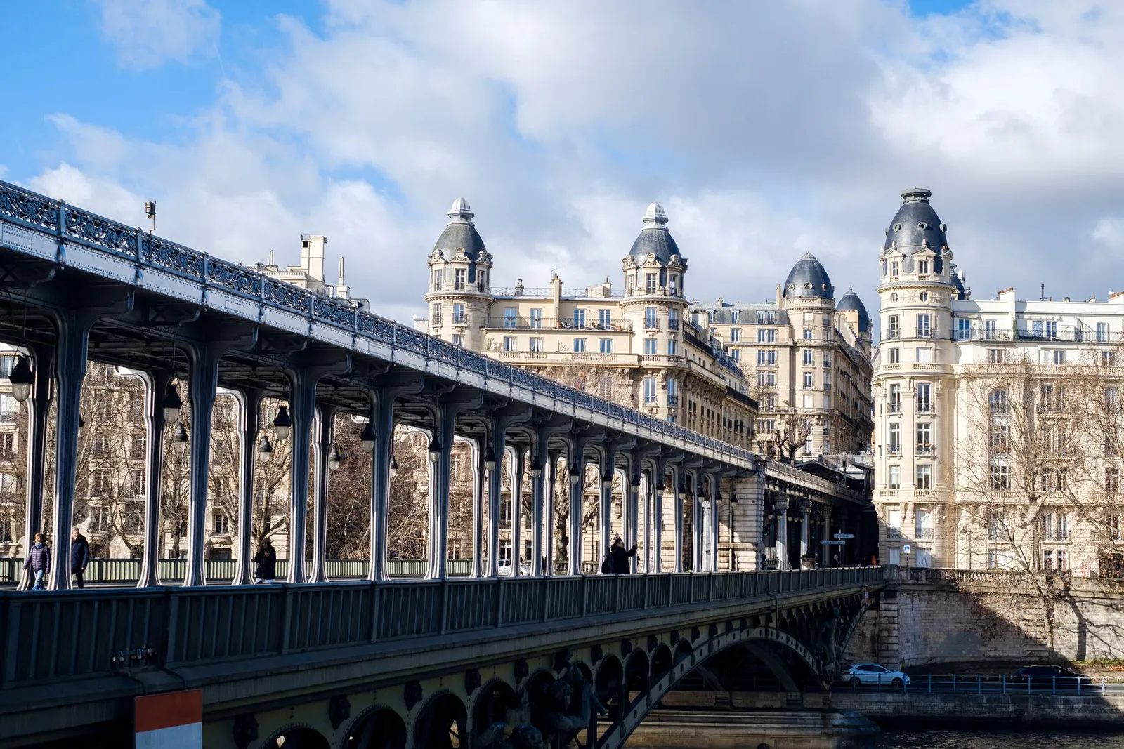 Garde-corps en fer forgé le long d'un pont, en extérieur