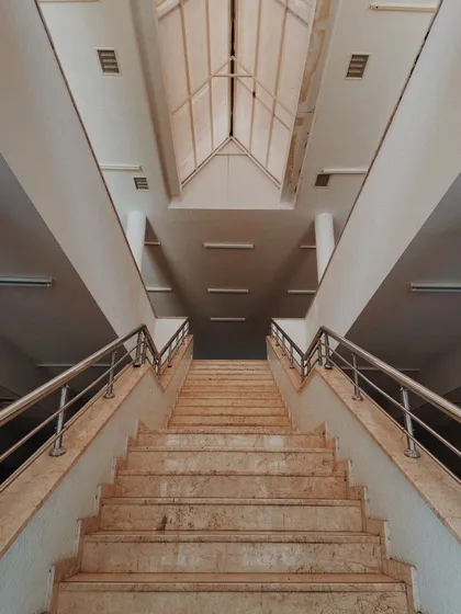 Main courante en inox le long d'un escalier en marbre